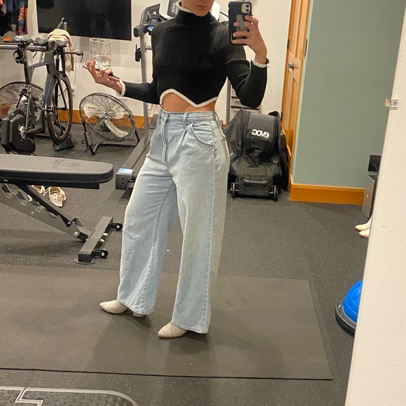 Contrast trim stitching color block asymmetrical hem turtleneck crop sweater - Picture 4 of 6